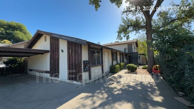 Building Photo - 726 S Locust St Unit D