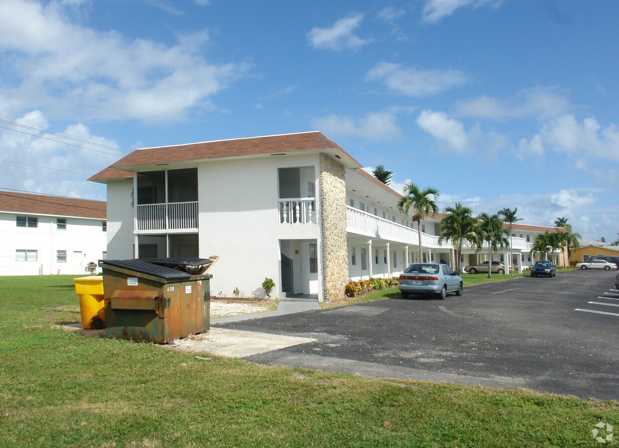 135 SW 3rd Ave - Boynton Beach Villas
