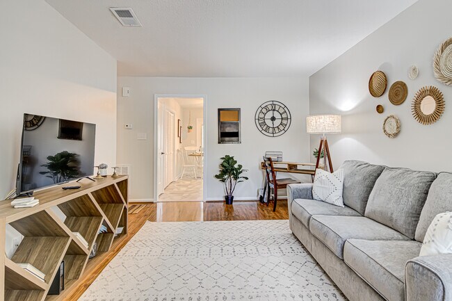 Photo - 457 James Ct