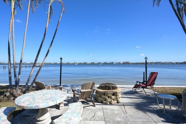 Building Photo - 1430 S Lakeside Dr Unit 22 Rental