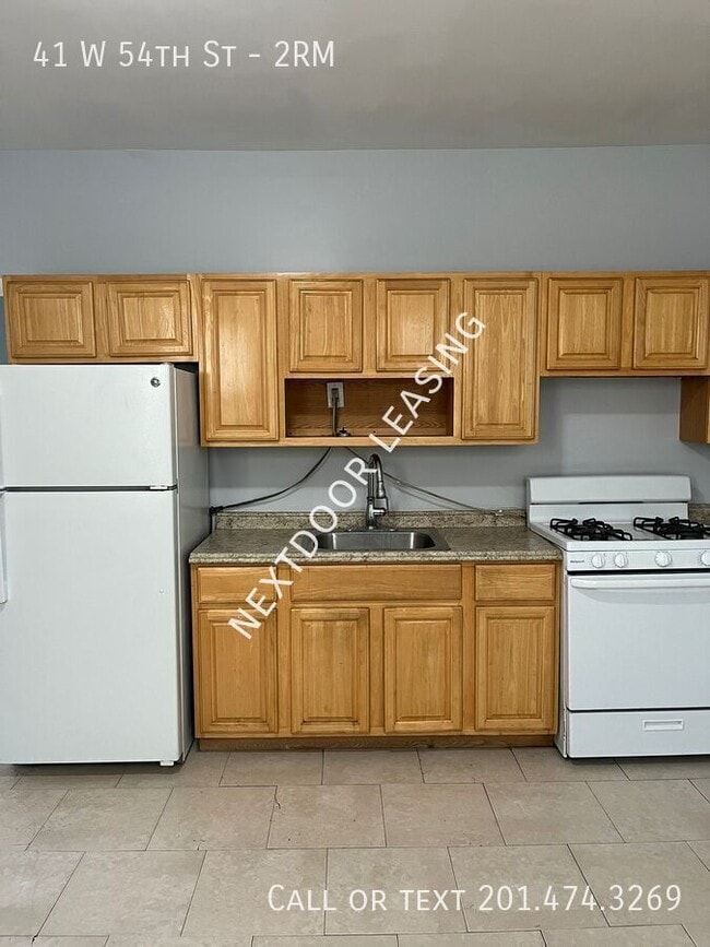 Building Photo - 41 W 54th St Unit 2RM