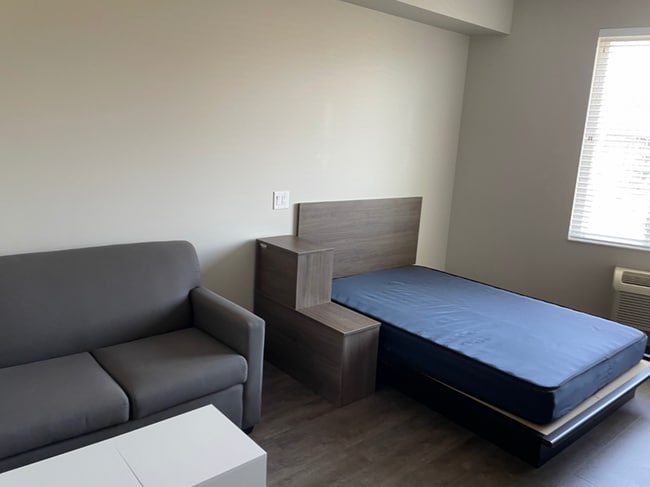 Photo - 802 Academy Way