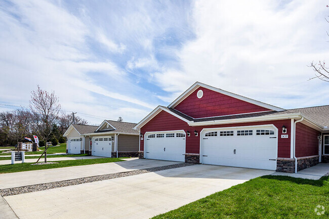 Apartments with Attached Garages, in a Real Neighborhood - Redwood Miami Township Rental