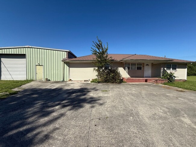 Building Photo - 3 bed 2 Bath Single-Family Home with Spaci...