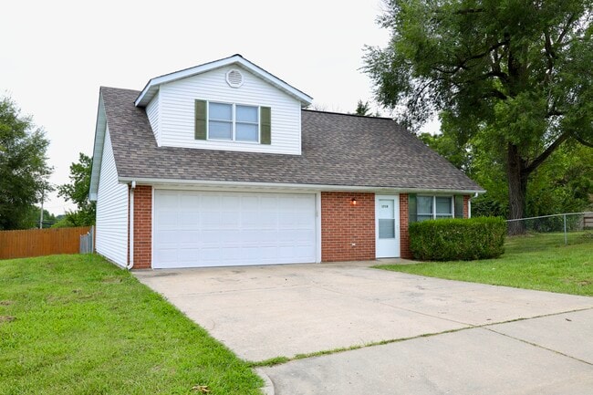 Building Photo - 1710 Ashwood Dr