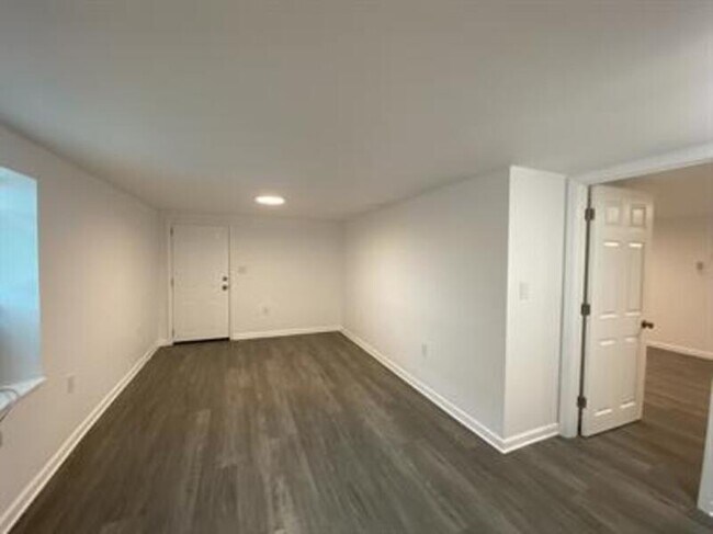 Photo - 1131 Queen St N