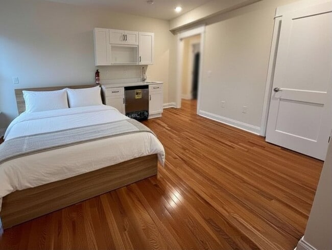 Building Photo - 112 Hudson St Unit Efficiency Studio