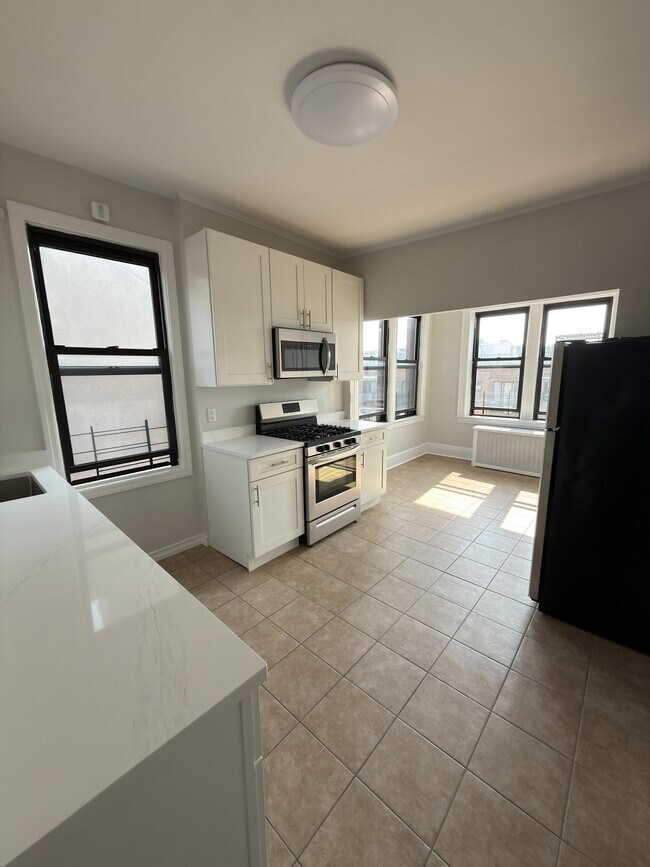 Building Photo - 34-37-37 9th St Unit 3