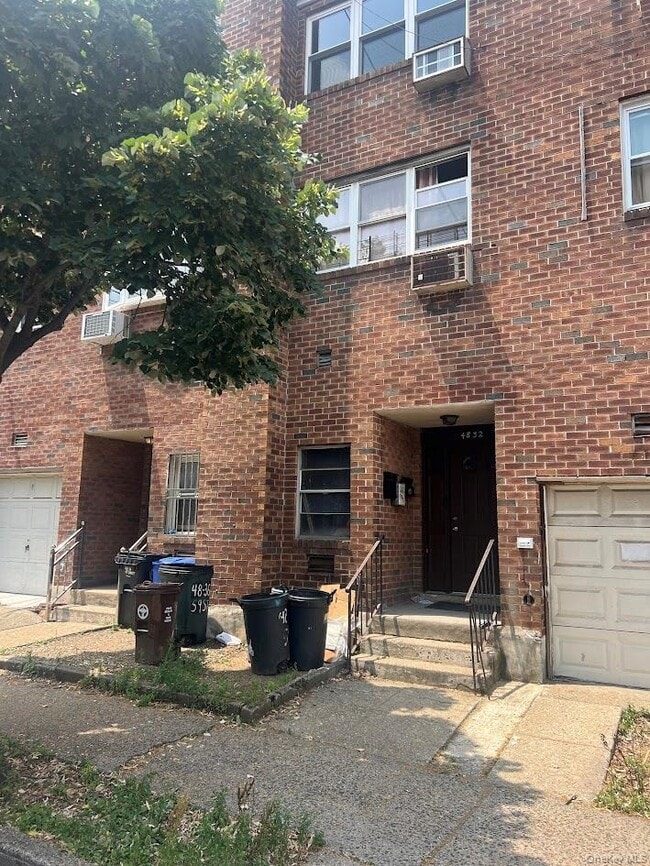 Building Photo - 48-32 59th St Unit Apt 1