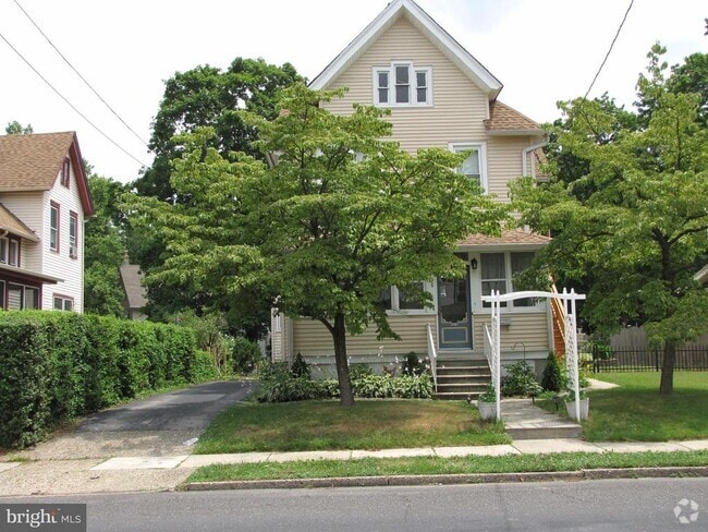 Building Photo - 2818 N Centre St Rental
