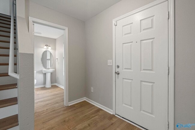 Photo - 102 Whitestone Dr NE