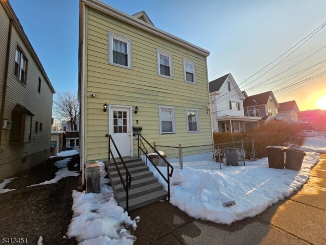 Building Photo - 5 Madison Ave