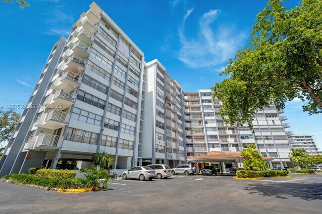 Building Photo - 1300 NE Miami Gardens Dr Unit 621E