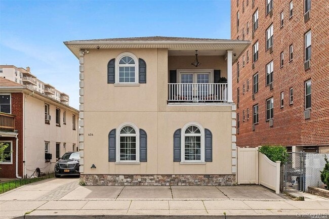 Building Photo - 434 E Broadway Unit A