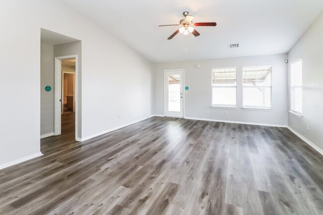 Photo - 1101 Edinburg Dr