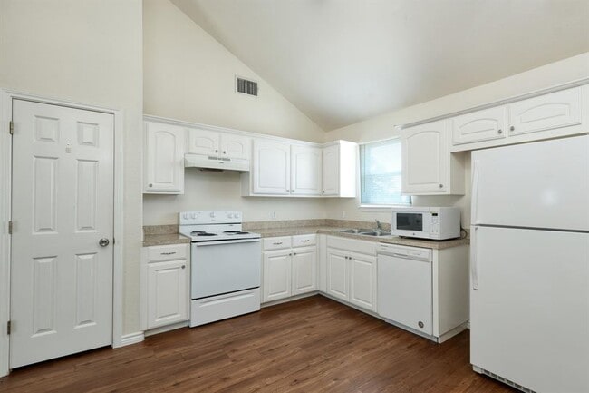 Photo - 108 Live Oak Cir