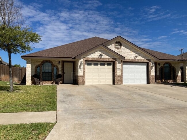 Building Photo - 4905 Autumn Valley Dr Unit 4905 Autumn Valley Drive A Rental
