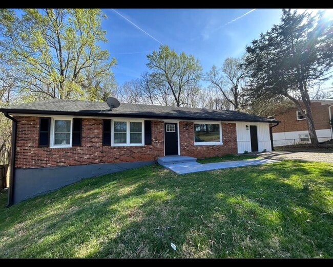 Photo - 1305 Ashbourne Dr Unit B