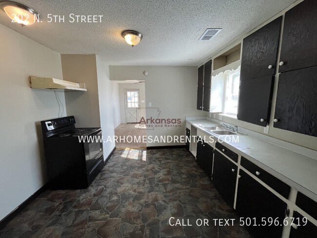 Photo - 202 N 5th St