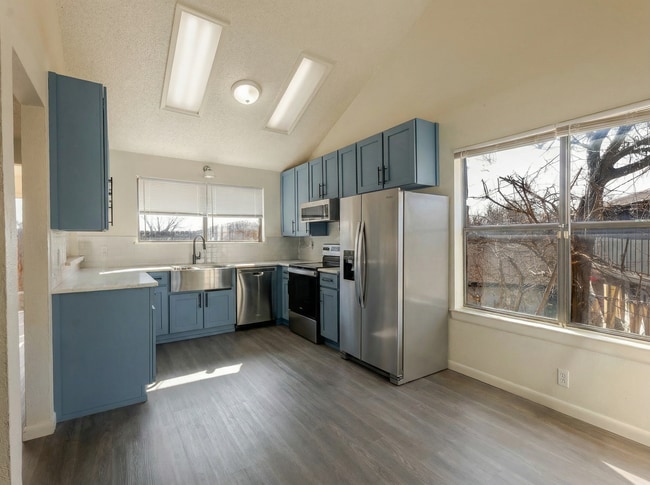 Building Photo - 504 Hilltop Dr