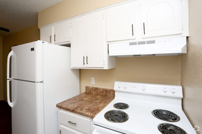 2BR, 2BA - 1100SF - Kitchen - The Villas at Stonelake