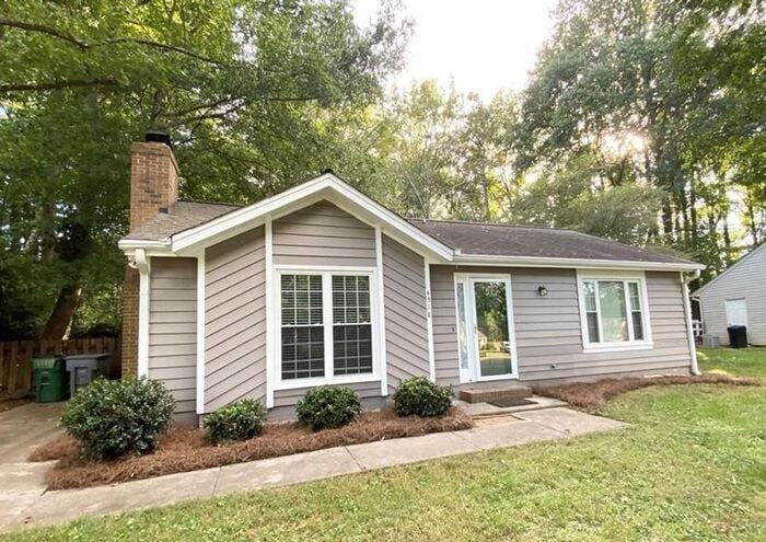 Charming 2BD/1BA Ranch with Fenced in Yard... - Charming 2BD/1BA Ranch with Fenced in Yard... House