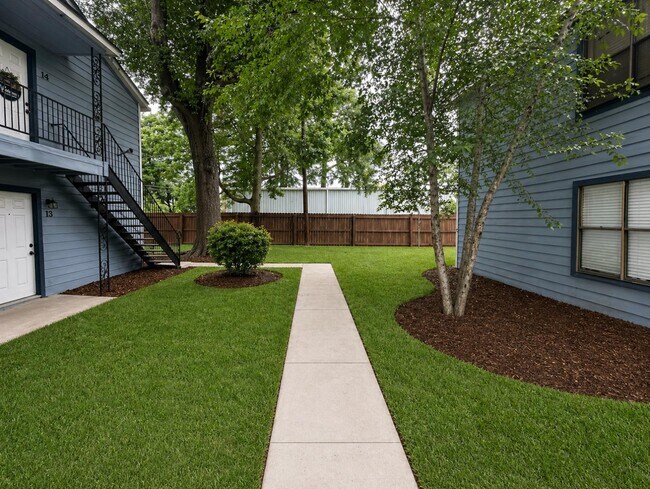 Photo - 900 Holly Dr