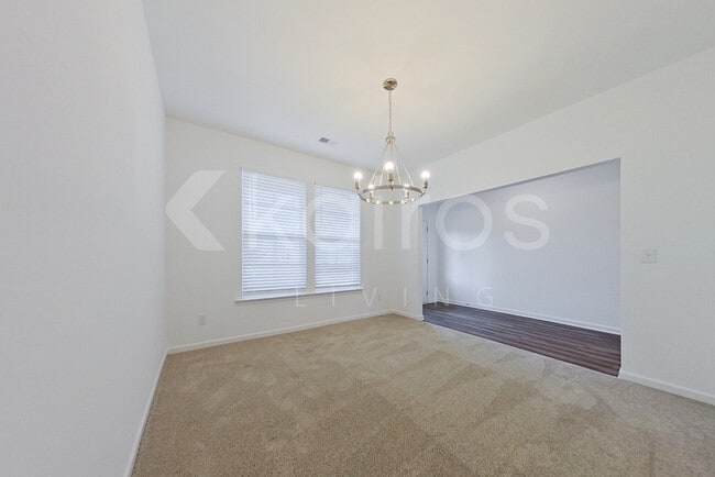 Photo - 105 Silver Maple Ln