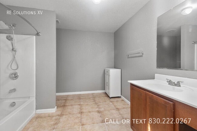 Photo - 203 Shadbush St