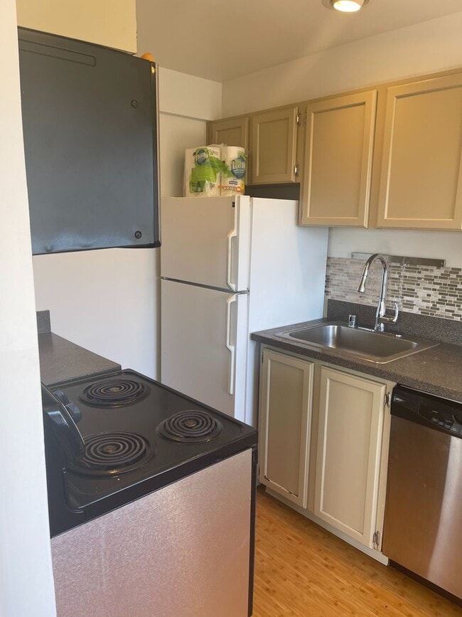 Photo - Cute and Cozy East Queen Anne Condo with 2 Bedrooms, 1 Bath and 1 Covered Parking Space Unit 2