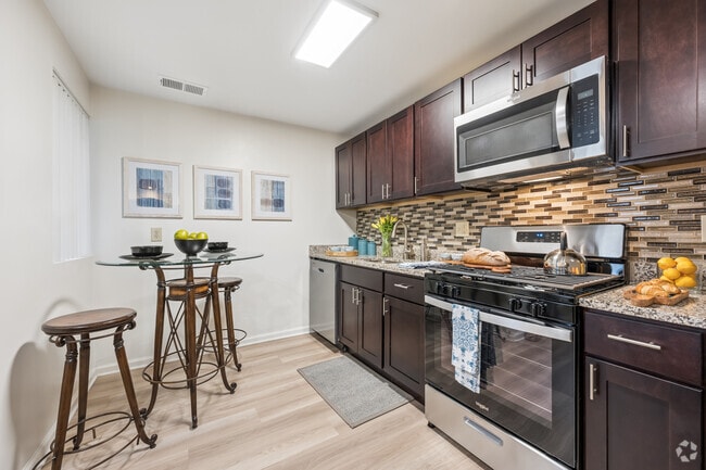 2BR, 1BA - 879SF - Kitchen