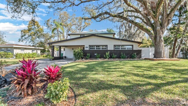 Building Photo - Stunning Remodeled 3-Bedroom Home in the H...