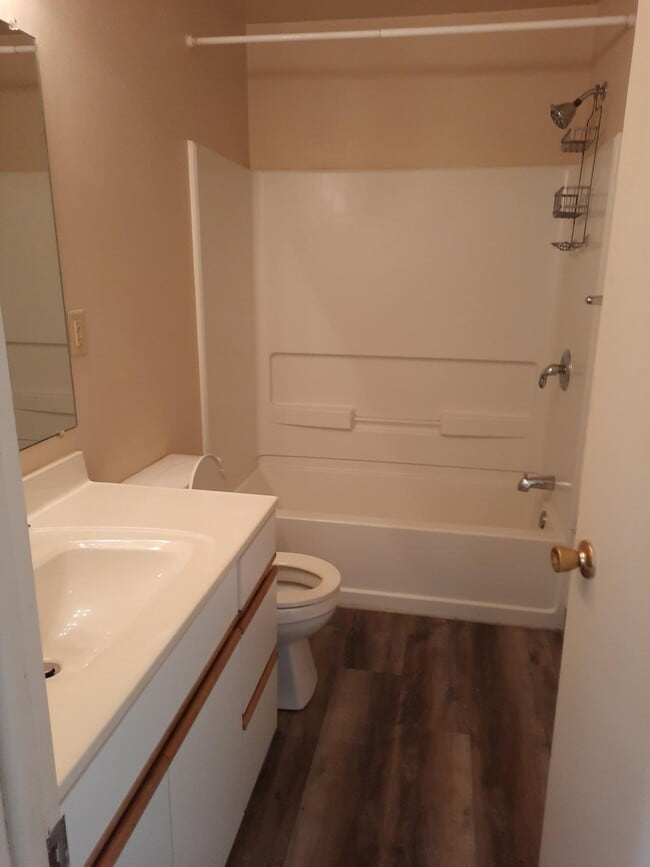 2-bed unit, bathroom - Saracen Courts