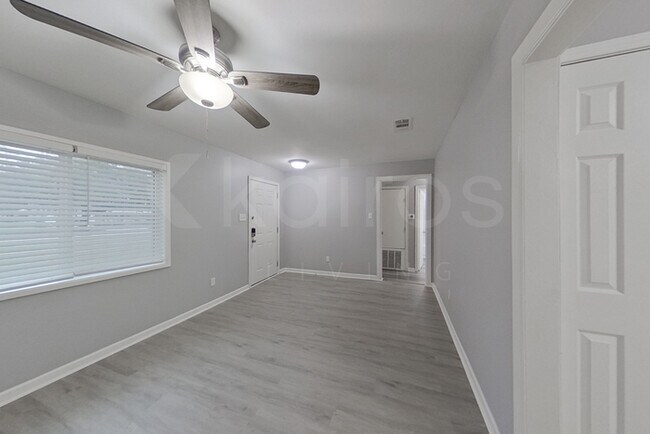Photo - 230 E Colonial Dr
