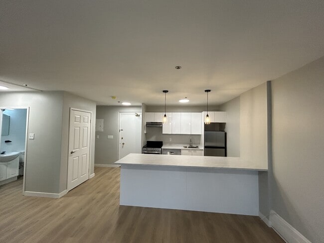 Photo - 1585-1585 Oxford St Unit 402