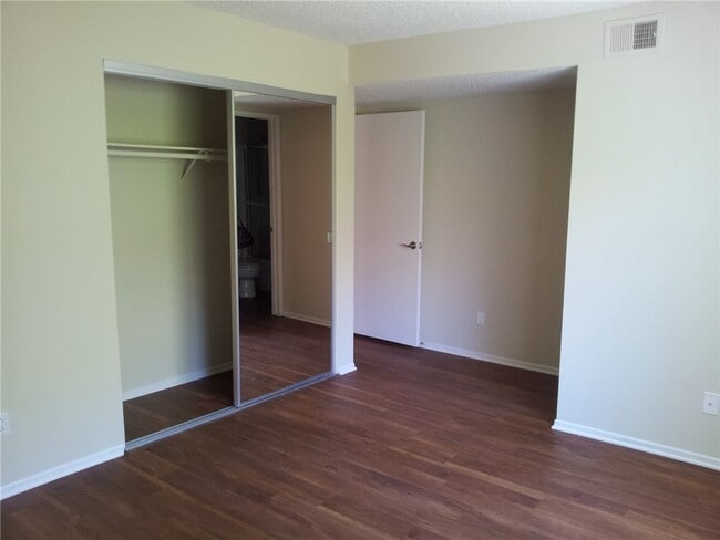 Photo - 987 E Del Mar Blvd Unidad 7