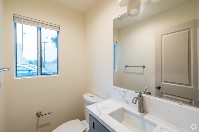 1BR, 1.5BA - 900SF - Bathroom
