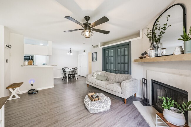 Photo - 2121 Hepburn St Unidad 612