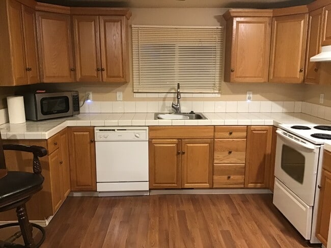 Kitchen full amenities - 607 S 5th St Unit A Rental