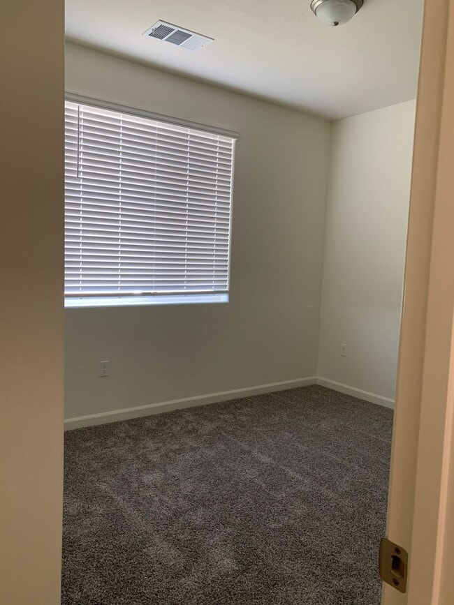 Building Photo - Move in ready! Rental