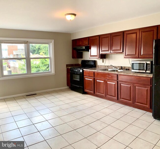 Photo - 8023 Gough St