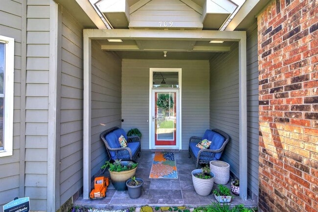 Photo - 709 Sapling Cove