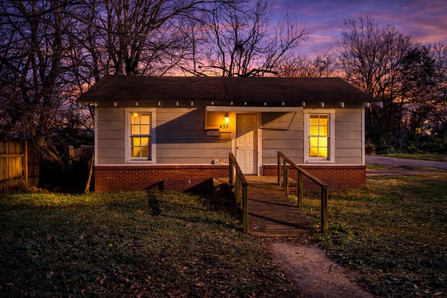 Photo - 433 Yarborough St