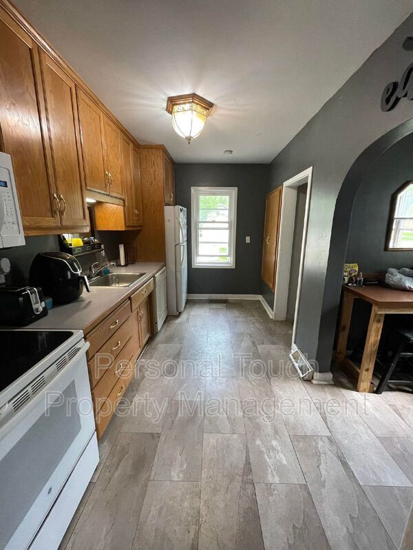 Photo - 817 College St N House