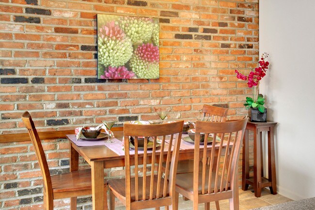 Separate Dining Area - Colonial Park Townhomes