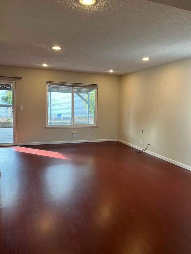 Photo - 37859 Essanay Pl