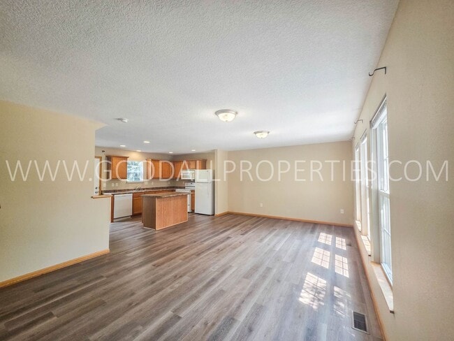 Photo - 2-Bedroom, 2.5-Bath Urbandale Townhome with Attached 2-Car Garage