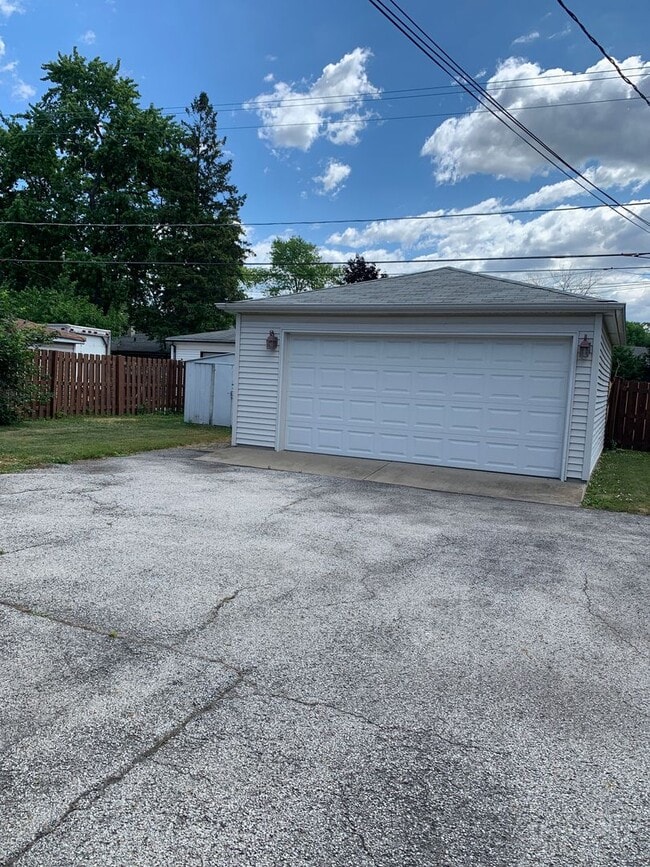 Photo - 2 Bedroom, 1 Bath House AVAILABLE NOW. $16...