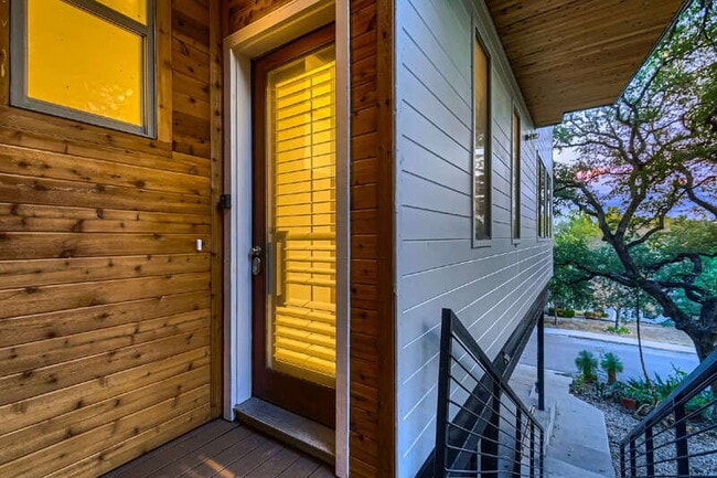 Photo - 2612 Carnarvon Ln Unidad A