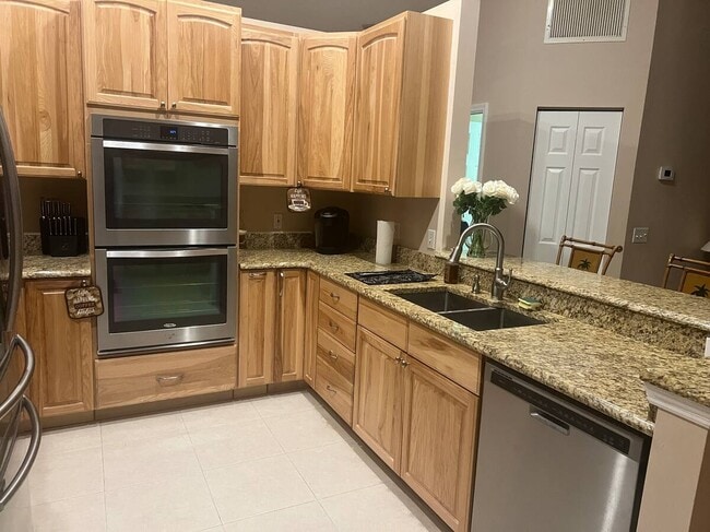 Photo - 922 Jackson Way